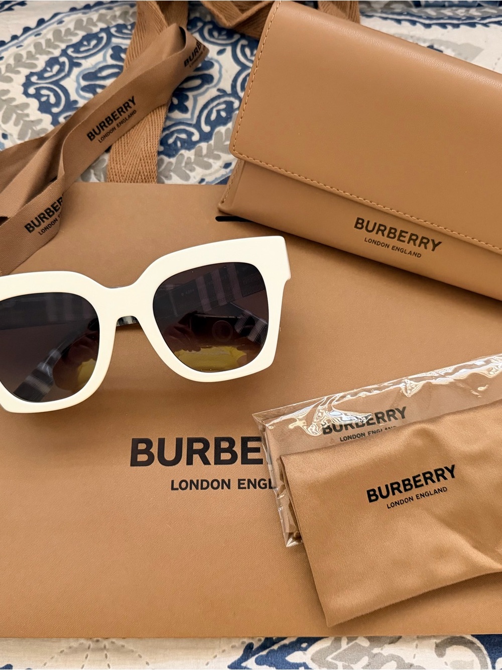 Burberry White Frame Sunglasses black/plaid design with care accesories